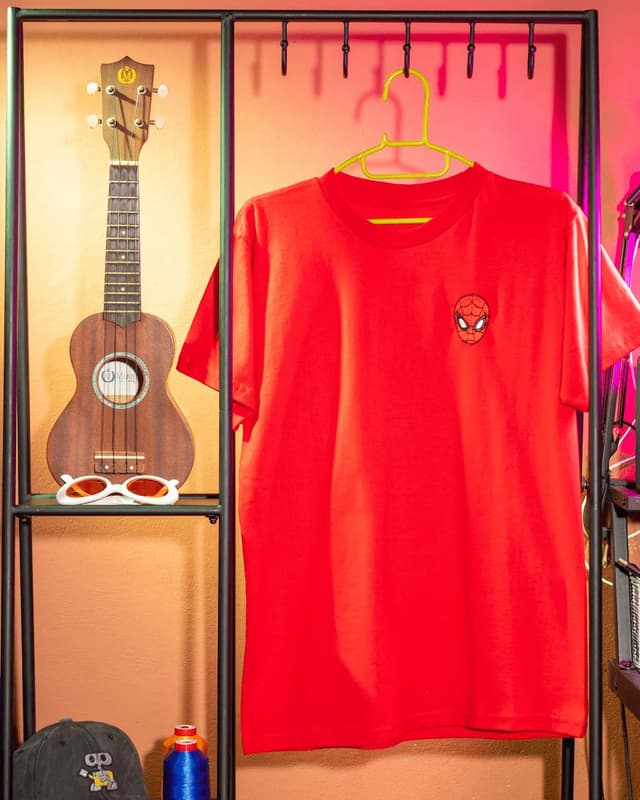 Camiseta Bordada de Spiderman