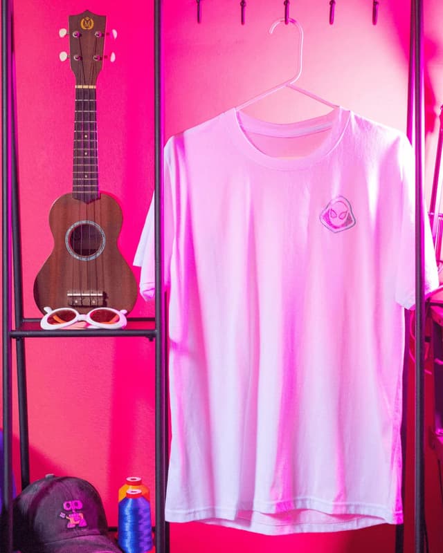 Camiseta Bordada de Gwen